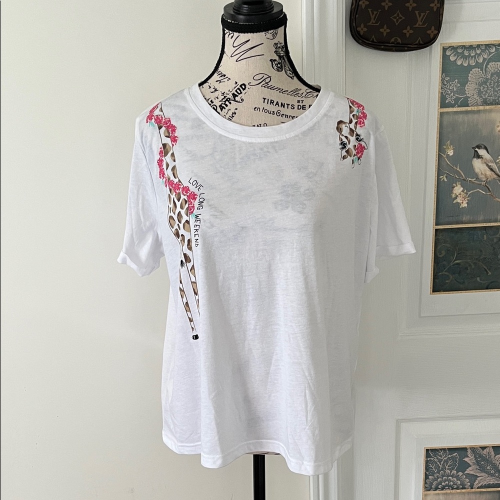 💗Chic White Tee with Pink Floral Accents